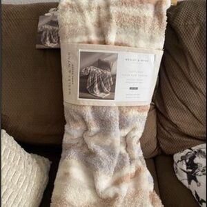 Wesley & Wynn throw blanket